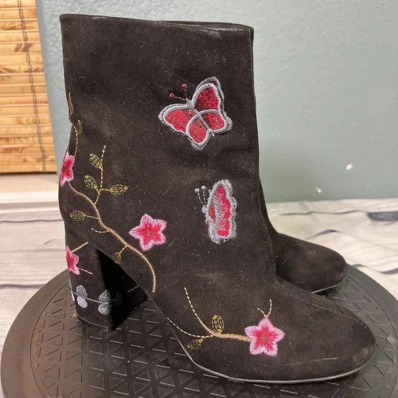 Nanette Lepore Size 6 Lilly Vegan Suede Block Heel Bootie Embroidered Retro - Picture 1 of 8